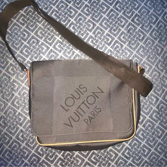 LOUIS VUITTON Messanger Shoulder Bag - Picture 3 of 8